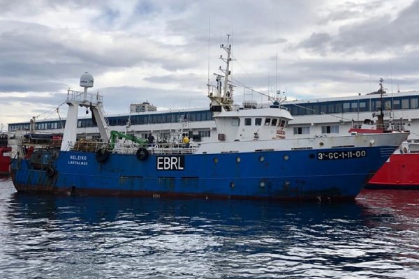 Spanish government sanctions two fishing vessels, Releixo (above) and Egaluze, for turning off their AIS which is illegal for Spanish fishing vessels