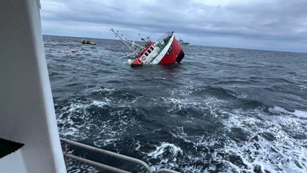 A Norwegian crew had a lucky escape after their fishing vessel hit a reef and sank this morning